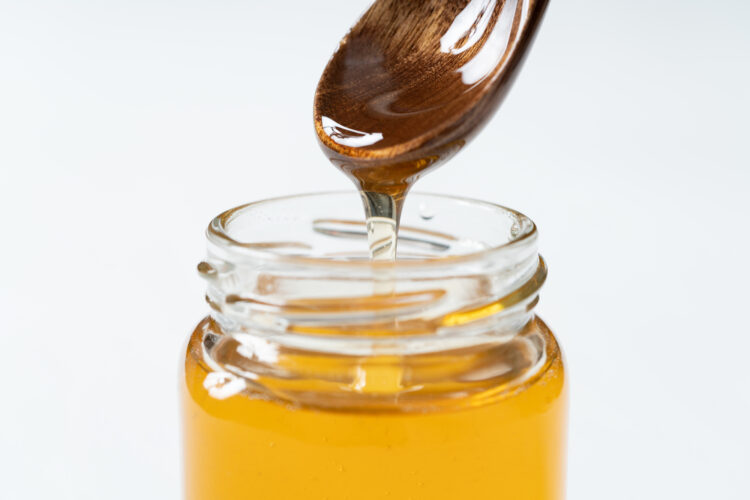 はちみつをスプーンですくう